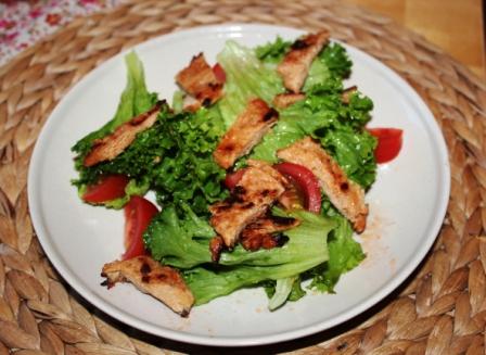 Salat mit veganen Putenstreifen